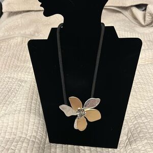 Metal flower necklace hold and silver